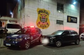 Veículo estava estacionado de forma suspeita e, após consulta do emplacamento, profissionais constataram que o automóvel havia sido alvo de crime