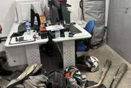 Foram encontradas na residência peças automotivas, equipamentos esportivos, e uma prancha de surfe