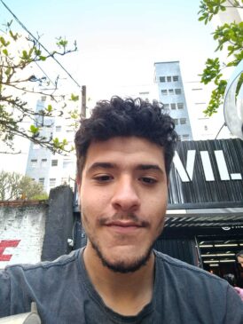Helton divide as responsabilidades financeiras com a avó, responsável pela sua criação