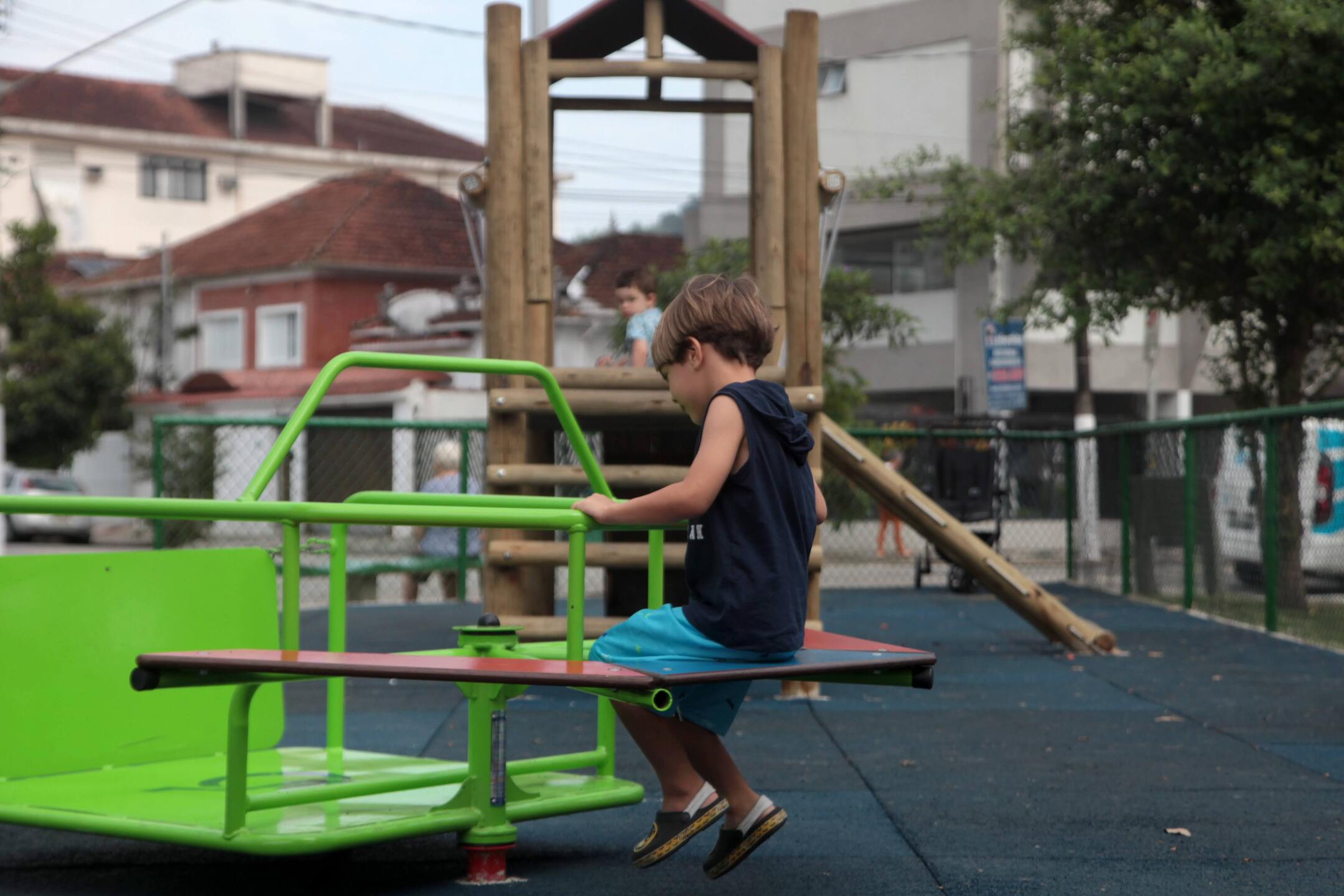 Os brinquedos e os aparelhos foram chumbados no piso, que depois recebeu revestimento em borracha em 177m² para mais conforto e segurança