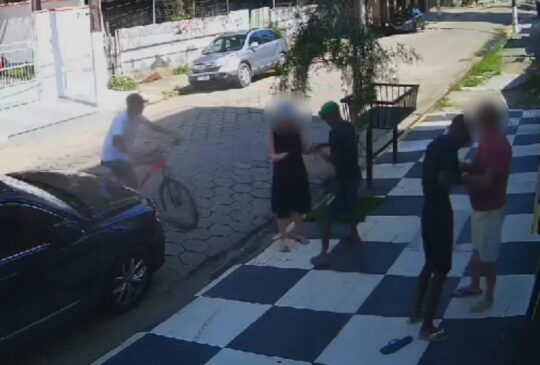 Durante essa ação, outros dois suspeitos chegam ao local para roubar a mulher, que também teve seus itens levados