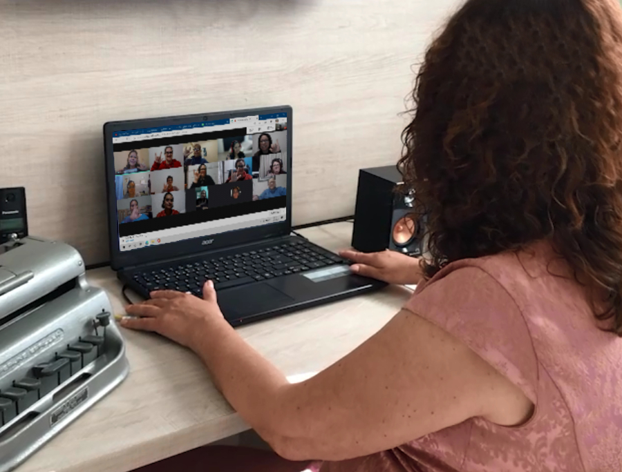 O curso de 40 horas divide sua duração entre aulas ao vivo na plataforma Zoom e atividades extras