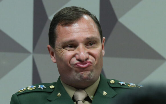 O caso das joias sauditas recebidas como presente por Bolsonaro chama atenção, com tenente-coronel Mauro Cid como figura central