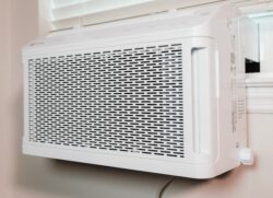 Ligar o aparelho de ar-condicionado para amenizar a onda de calor tem reflexos na conta de energia no fim do mês