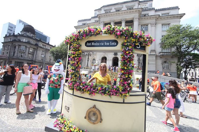 As belezas da cidade foram realçadas com a colocação de 8 mil flores