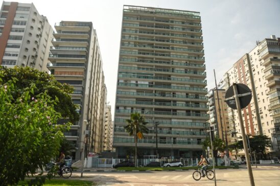 Edifícios construídos sobre argila no litoral paulista causam curiosidade e preocupação