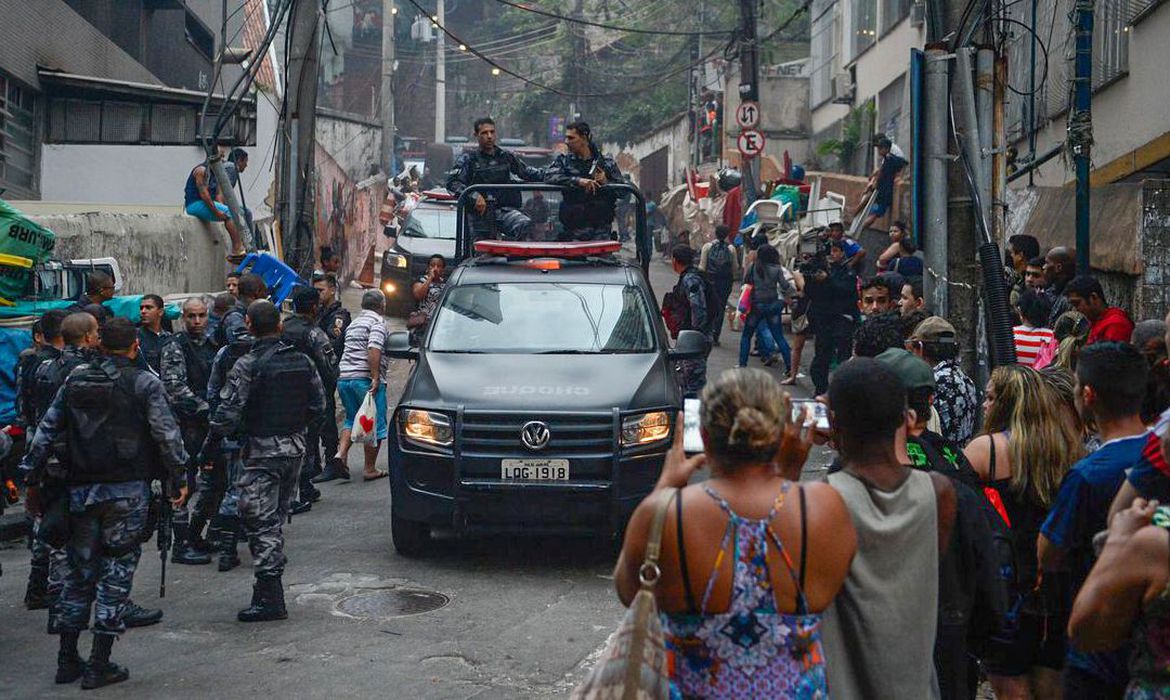 As ações policiais nas favelas do Rio de Janeiro causam um prejuízo de pelo menos R$ 14 milhões por ano aos moradores dessas comunidades