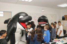 Euforia e emoção foram alguns dos sentimentos vistos durante a visita das mascotes do Santos Futebol Clube à escola municipal Professora Emília Maria Reis