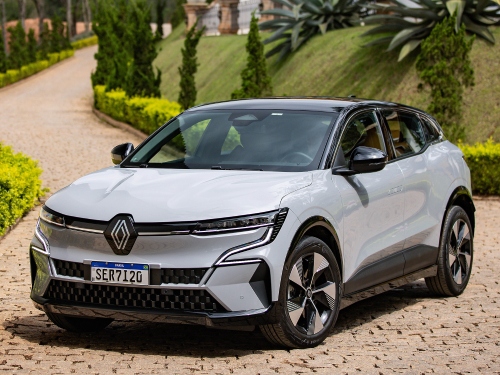 O motor síncrono eletricamente excitado (EESM) do Megane E-Tech entrega 220 cavalos de potência e 30,6 kgfm de torque