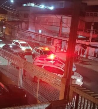 Os bombeiros encontraram a mulher enquanto combatiam um incêndio no imóvel, localizado na Rua Aureliano Coutinho