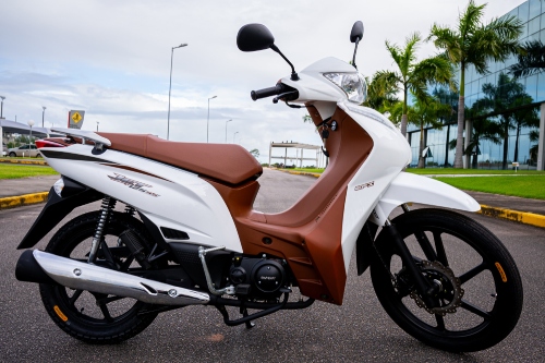 O motor da Jet 125 SS EFI fornece oito cavalos a 7.500 rpm e 0,9 kgfm a 5.500 rpm