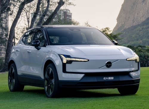 Com tração traseira, o EX30 tem potência de 272 cavalos, com 34,9 kgfm de torque