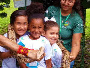 As oficinas oferecidas tem como objetivo o engajamento social e valorização da identidade territorial, com a criação de narrativas sobre a área que ocupam, práticas de conscientização social, histórico, cultural, principalmente ambiental