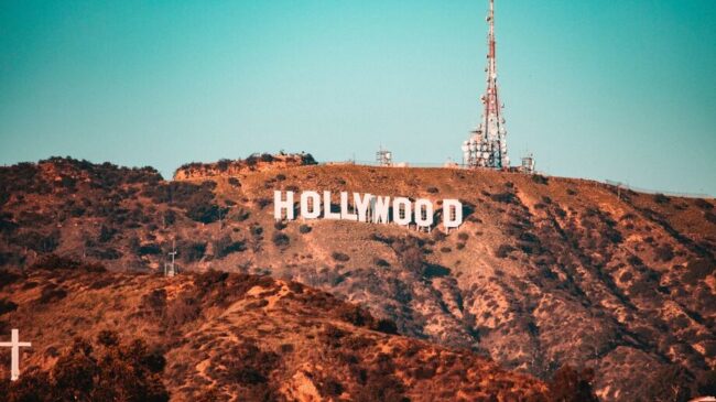 Roteiristas de Hollywood aprovam acordo com estúdios e encerram a greve