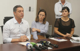A secretária Audrey Kleys e o prefeito Rogério Santos durante coletiva de imprensa