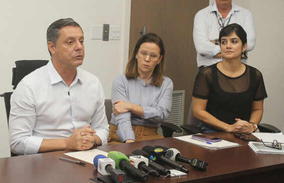 A secretária Audrey Kleys e o prefeito Rogério Santos durante coletiva de imprensa