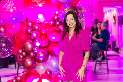 Natália Ferrari, sócia-proprietária da franquia Emporium da Beleza na Baixada Santista, durante a inauguração de uma de suas unidades.