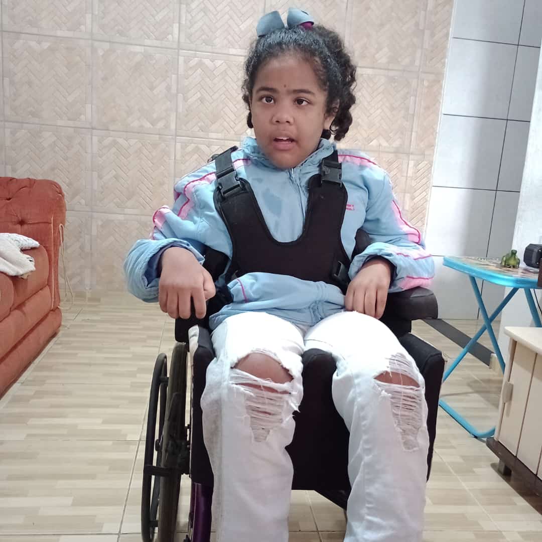 Natália de 11 anos, sofreu um acidente grave e ficou com sequelas