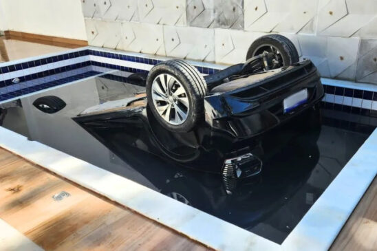 Carro fica submerso em piscina no Guarujá