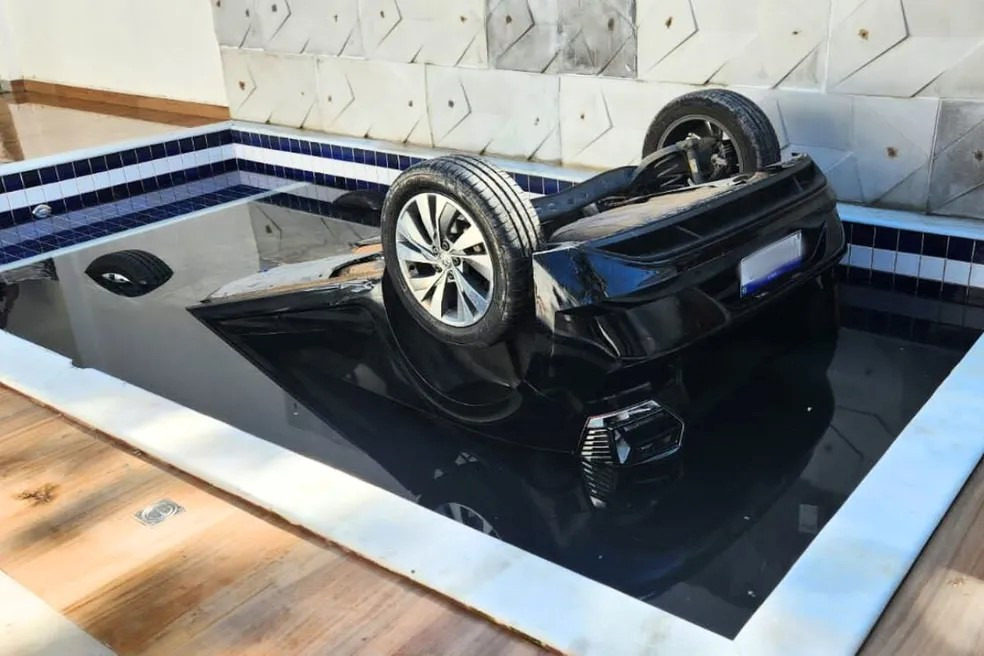 Carro fica submerso em piscina no Guarujá