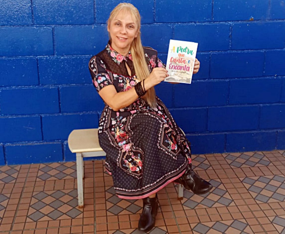 Luciana Oliveira Digmayer da Rosa mostra o livro lançado na EM Shirley Mariano Estriga
