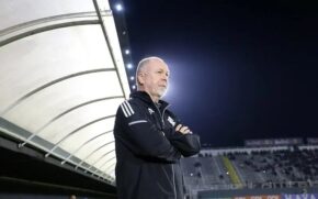Mesmo com a possível investida do Santos, Mano não tem interesse em dirigir o clube neste momento