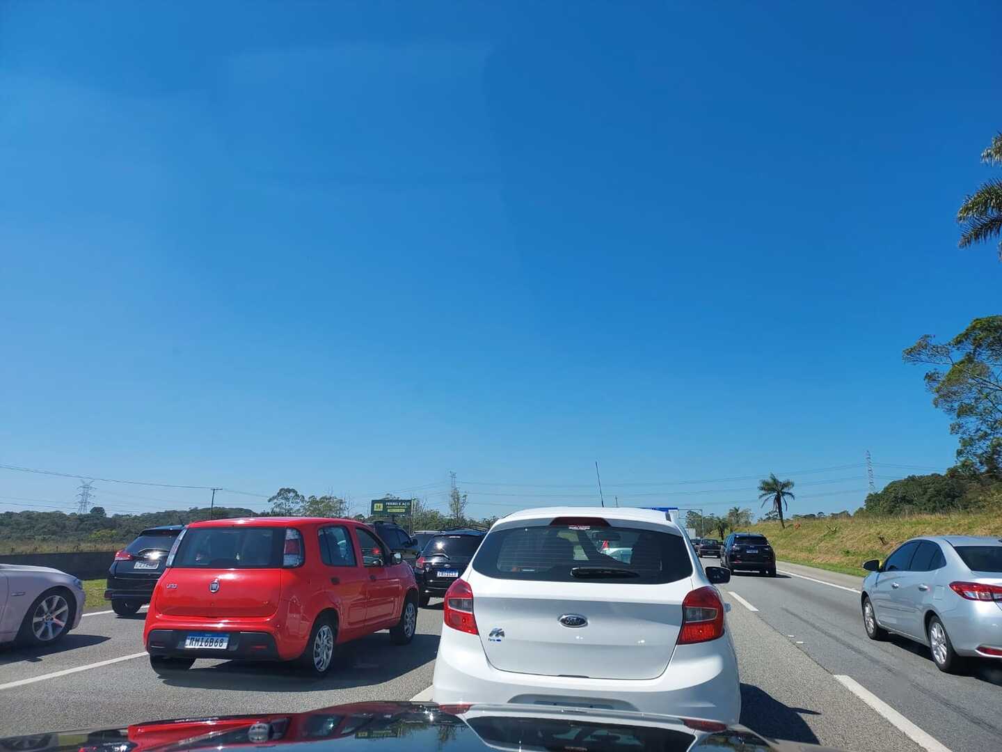 Segundo a Ecovias, que administra a via, há congestionamento do km 28 ao km 32