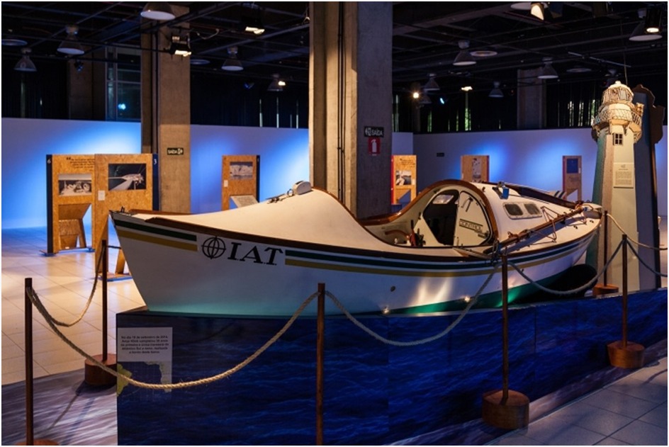 Muito além das fotos, a mostra conta com a exposição de uma réplica exata do barco de Amyr Klink utilizado em sua primeira expedição a remo
