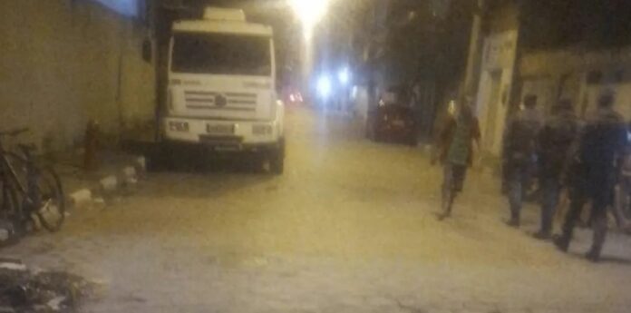 Alguns policiais perseguiram o bando a pé. Quando encontraram com os homens, a troca de tiro começou