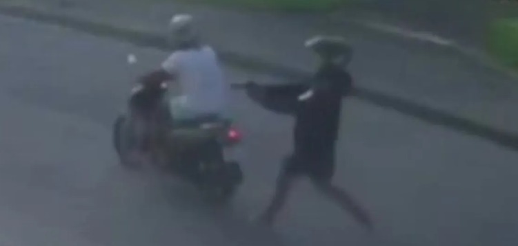 O homem é suspeito de atirar contra o ex-PM, que varria a calçada em frente a sua casa no momento em que o atentado aconteceu