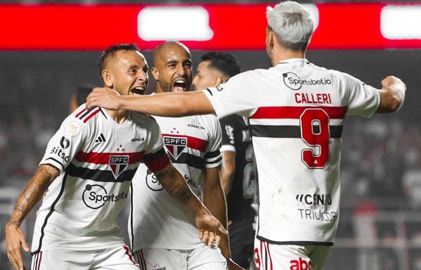 Calleri celebra um de seus dois gols na vitória contra o Corinthians