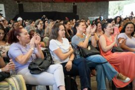 A Prefeitura de Bertioga celebrou o Dia dos Professores com entrega de lembranças e apresentação do humorista Vitor Sarro