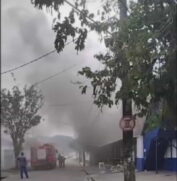Um incêndio atingiu o lado de fora do supermercado Krill