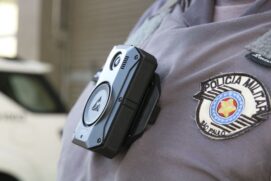 Os equipamentos são usados em fardas dos agentes das forças de segurança para gravar ações e proteger tanto os cidadãos quanto os próprios policiais