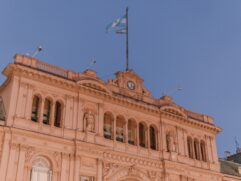 O vencedor tomará posse em 10 de dezembro, data que marca os 40 anos de democracia na Argentina.