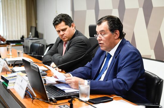 Davi Alcolumbre, presidente da Comissão, acompanha a leitura do relatório de Eduardo Braga
