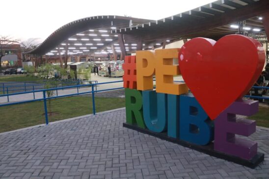 Localizada na avenida Padre Anchieta, a Praça Flórida é um ponto de referência em Peruíbe, atraindo milhares de visitantes todos os fins de semana, especialmente durante o verão