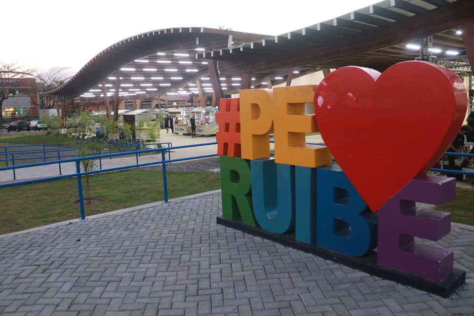 Localizada na avenida Padre Anchieta, a Praça Flórida é um ponto de referência em Peruíbe, atraindo milhares de visitantes todos os fins de semana, especialmente durante o verão