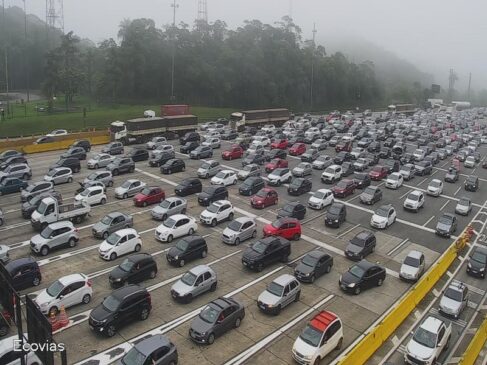 As rodovias de acesso ao litoral de São Paulo possuem mais de 30 km de congestionamento