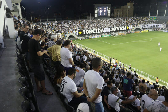 O tradicional corredor tem sinalizadores e outros artefatos para receber o ônibus no estádio