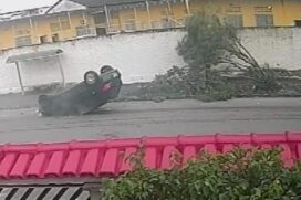 Um carro capotou após subir em uma calçada e bater contra uma árvore