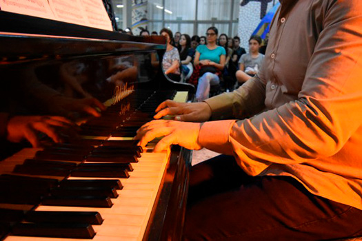 Trio Curió Parapinas é composto por Paulo Arroyo (violino), Vinícius Serpa (clarineta) e Vitor Alves (piano)