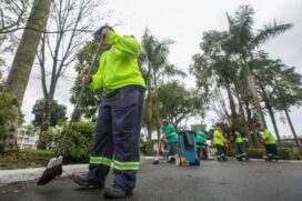 Os últimos dias antes do feriado de Finados (2 de novembro) são de trabalhos intensificados no cemitério Morada da Grande Planície, em Praia Grande