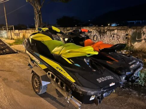 Quatro motos aquáticas foram apreendidas pelas autoridades em Guarujá