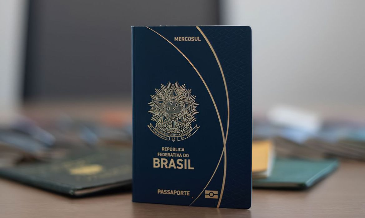Passaportes brasileiros emitidos a partir desta terça-feira (3) estarão de cara nova. Agora, o design do documento homenageia biomas de todas as regiões do país, com desenhos de flora e fauna