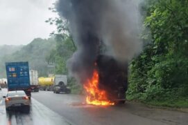 Uma carreta pegou fogo na Rodovia Cônego Domênico Rangoni
