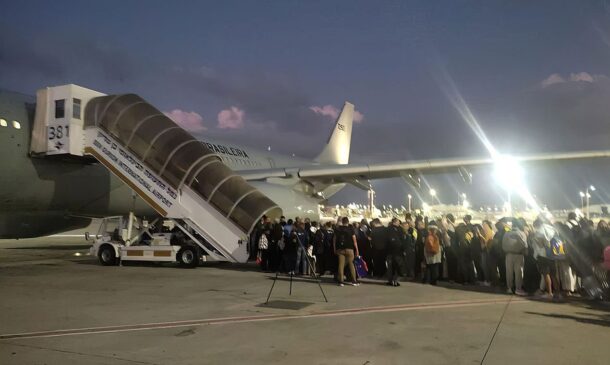 Segundo a Força Aérea Brasileira (FAB), a aeronave, um KC-30 com capacidade para 230 passageiros, voará direto para Brasília, onde deve pousar na Base Aérea às 4h de quarta-feira (11)