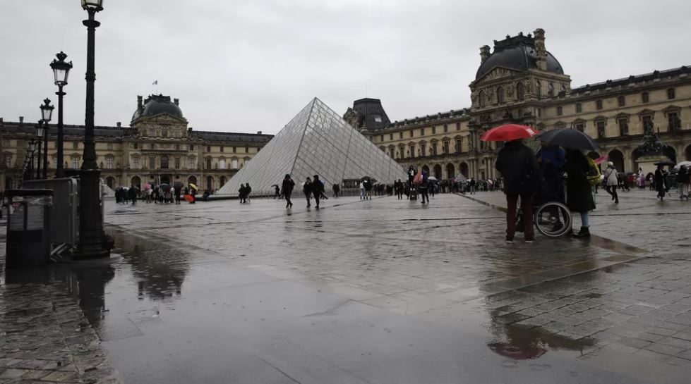 À agência de notícias AFP, um porta-voz afirmou que optou "por evacuá-lo e fechá-lo durante todo o dia, momento essencial para realizar uma verificação" de modo a manter o local e potenciais visitantes a salvo.