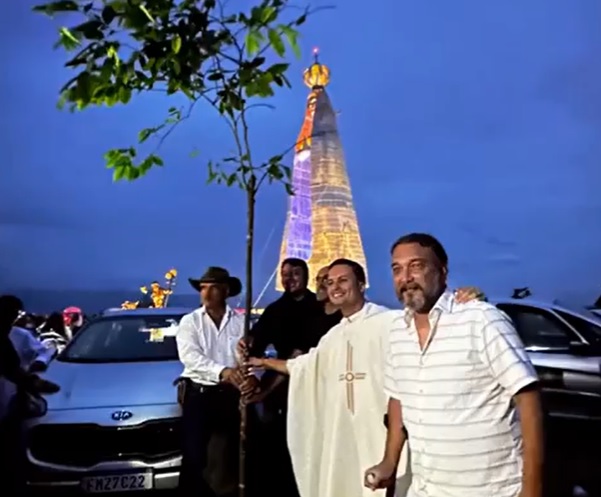 Fiéis posam com a imagem em Aparecida