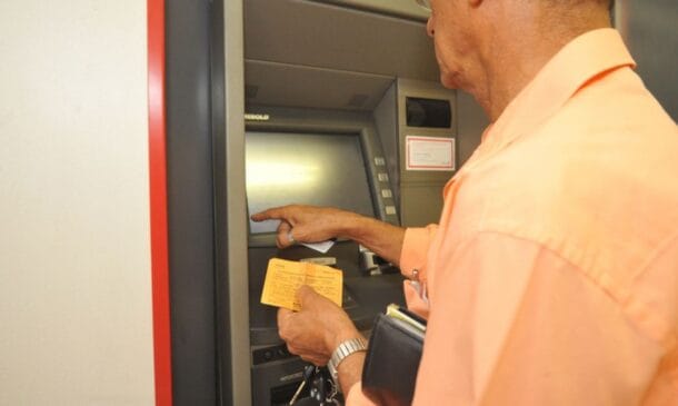 A resolução é a mesma que, desde janeiro, limitou os juros do rotativo do cartão de crédito a 100% da dívida